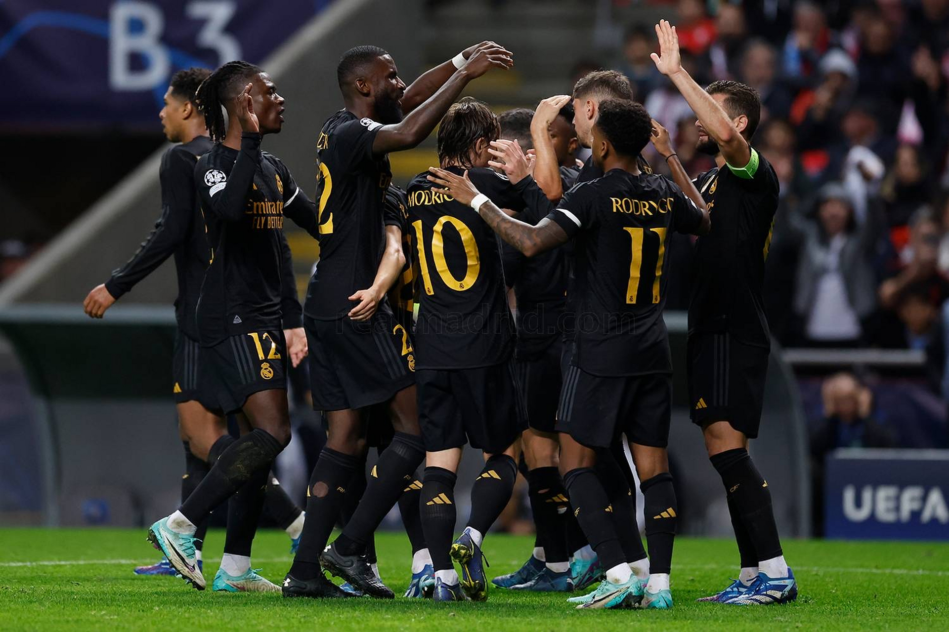 赛前里昂门线救险:欧冠节点到来,赛场秩序良好,赛季目标并未改变的简单介绍 赛前里昂门线救险:欧冠节点到来,赛场秩序良好,赛季目标并未改变的简单介绍